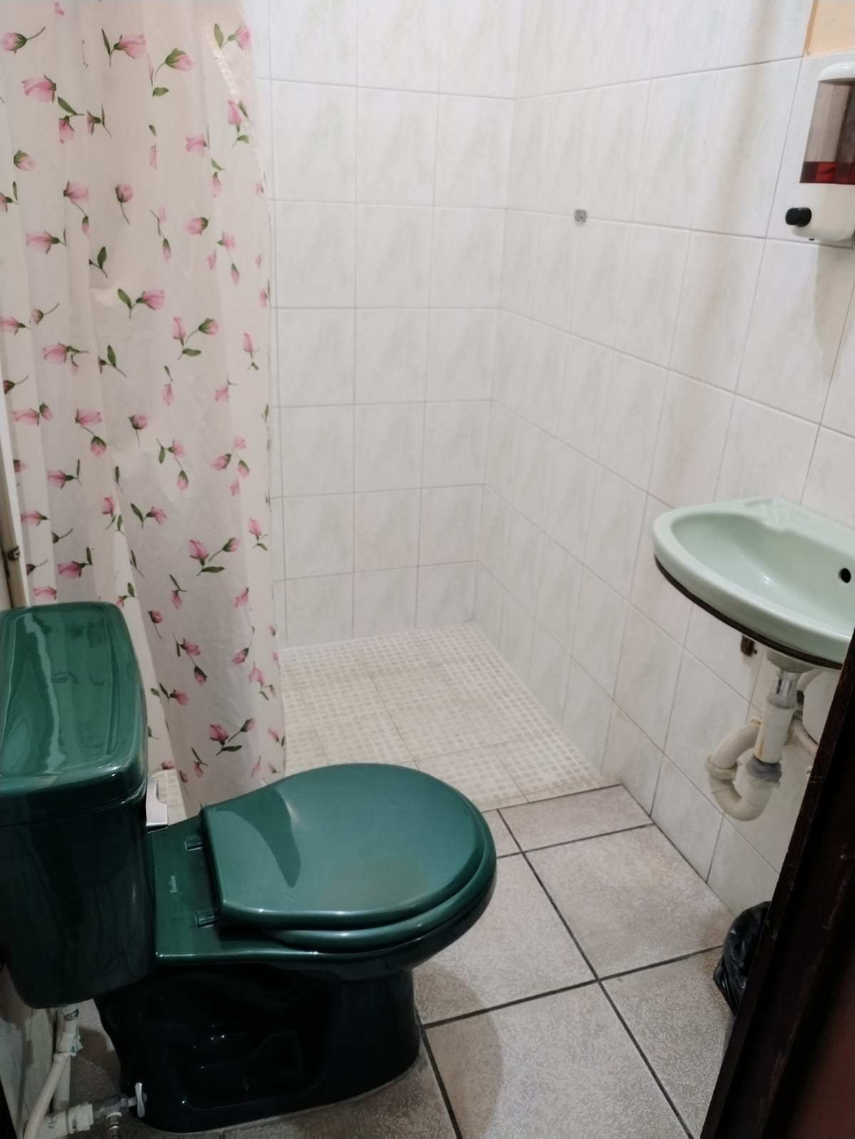 Baño limpio y equipado