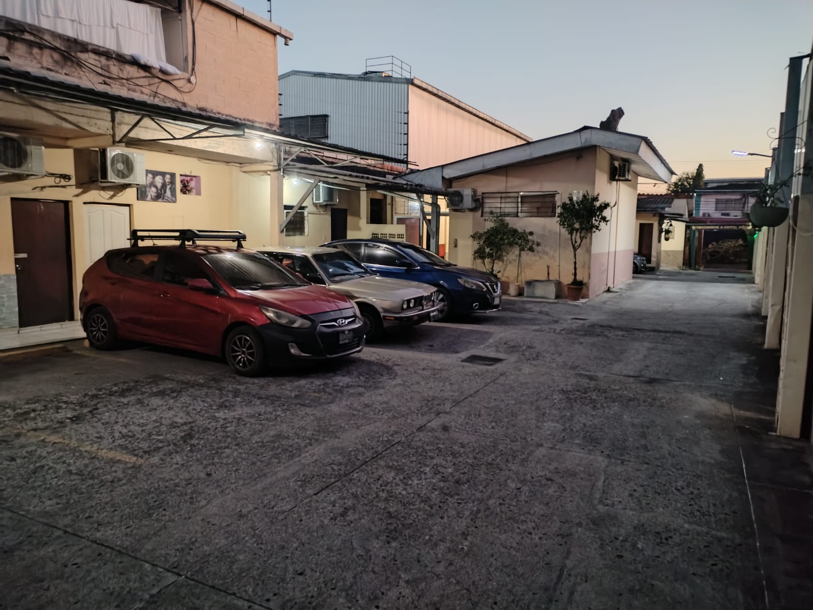 Entrada y parqueo interno